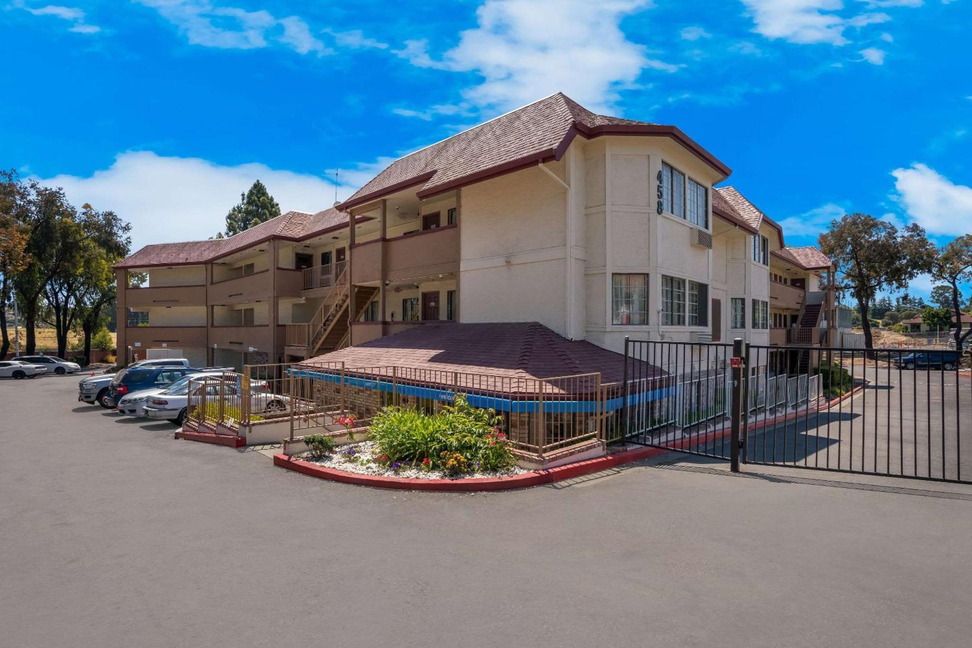 Econo Lodge Vallejo Bagian luar foto